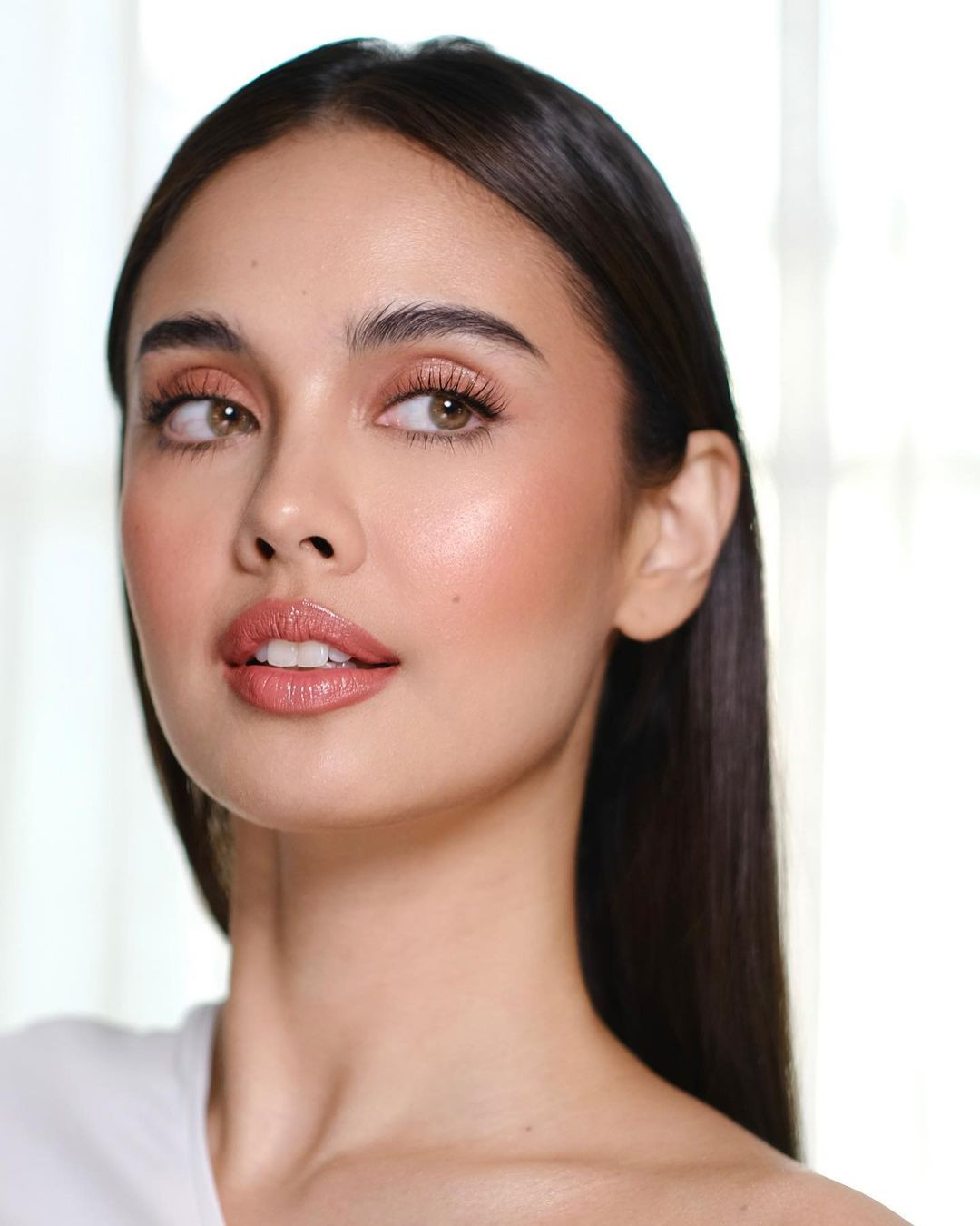 Chủ đề nhan sắc của Megan Young sau 10 năm đăng quang ngay lập tức trở thành đề tài nóng trên các diễn đàn sắc đẹp. Nhiều khán giả bày tỏ sự ngưỡng mộ với vẻ ngoài ngày càng trẻ trung của cô.