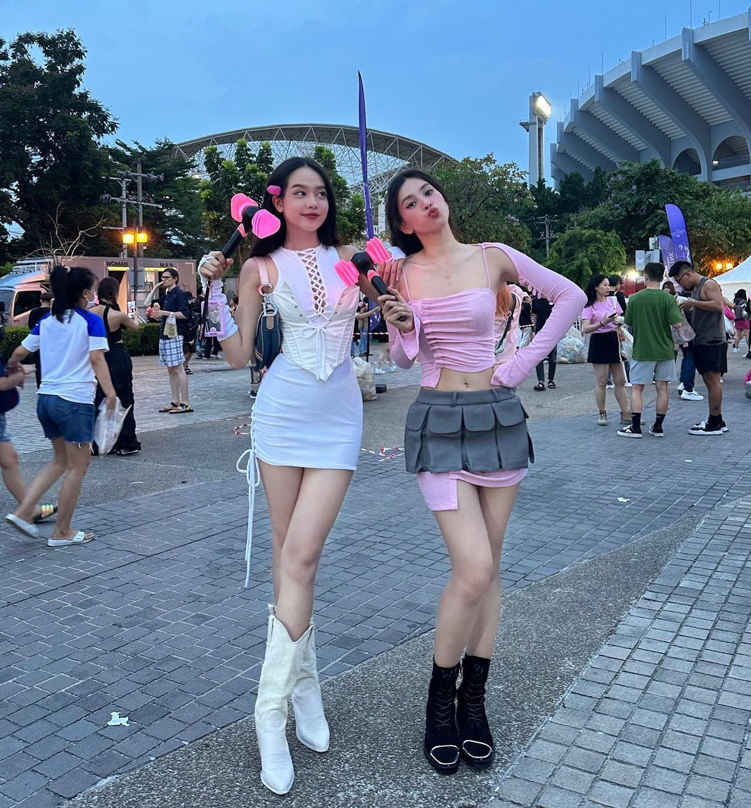 Phong cách Y2K được Thanh Thủy ưa chuộng, ứng dụng khi đi xem ca nhạc cùng Hoa hậu Tiểu Vy ở Singapore. Nếu Tiểu Vy chọn áo crop-top khoe eo thì Thanh Thủy mặc áo kiểu dáng corset, tuy không hở vòng 2 nhưng vẫn tạo hiệu ứng thon gọn.