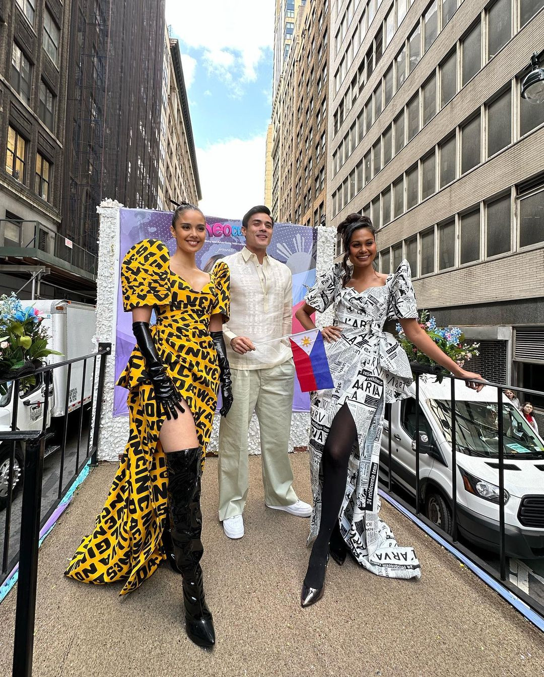 Ngày 5/6, Hoa hậu Thế giới 2013 Megan Young và Á hậu 4 tại Hoa hậu Hoàn vũ 2010 Venus Raj tham dự lễ diễu hành nhân Ngày Độc lập Philippines tại Thành phố New York. Tham gia lễ diễu hành còn có nam MC nổi tiếng Philippines - Xian Lim. Megan Young diện trang phục tông màu vàng nổi bật. Nhan sắc của cô gây chú ý trong lần xuất hiện này. Nhiều khán giả cho rằng vẻ ngoài của người đẹp không thay đổi so với khi cô đăng quang Miss World 2013.