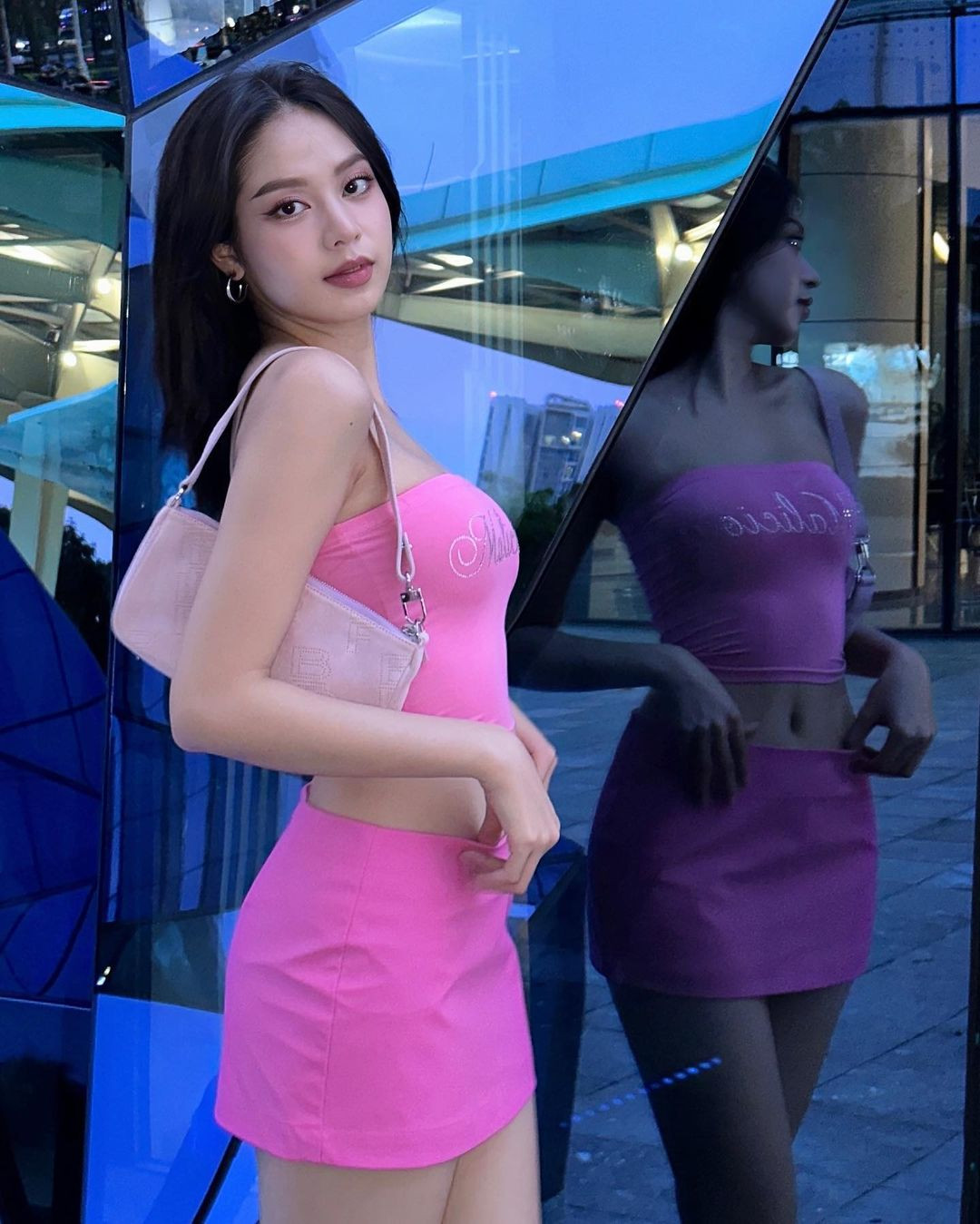 Những kiểu áo crop-top với tông màu hồng ngọt ngào, nữ tính được Thanh Thủy ứng dụng linh hoạt trong đời thường. Cả set đồ màu hồng gồm áo crop-top kết hợp cùng chân váy và đôi boots trắng mang lại vẻ năng động, cá tính cho người đẹp.