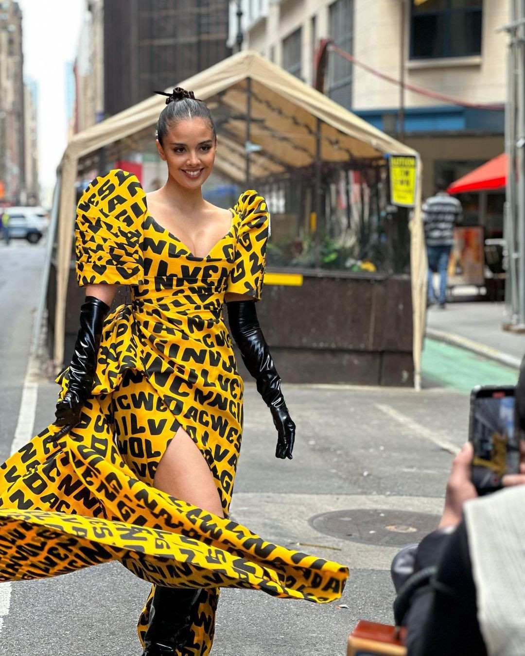 Ngày 5/6, Hoa hậu Thế giới 2013 Megan Young và Á hậu 4 tại Hoa hậu Hoàn vũ 2010 Venus Raj tham dự lễ diễu hành nhân Ngày Độc lập Philippines tại Thành phố New York. Tham gia lễ diễu hành còn có nam MC nổi tiếng Philippines - Xian Lim. Megan Young diện trang phục tông màu vàng nổi bật. Nhan sắc của cô gây chú ý trong lần xuất hiện này. Nhiều khán giả cho rằng vẻ ngoài của người đẹp không thay đổi so với khi cô đăng quang Miss World 2013.