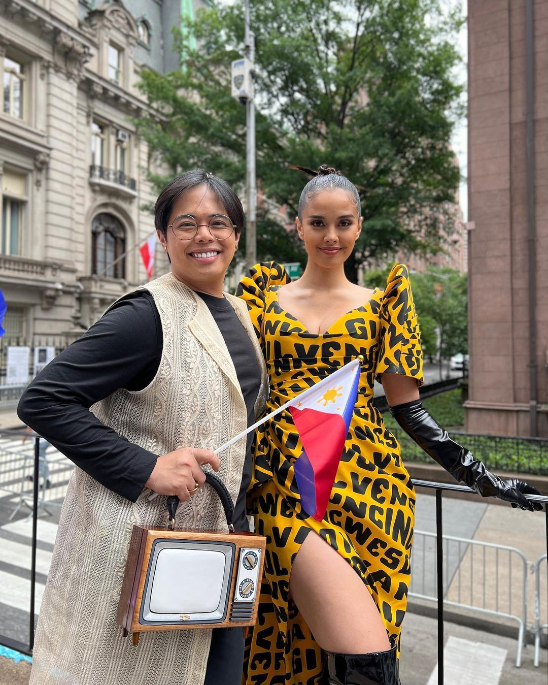 Ngày 5/6, Hoa hậu Thế giới 2013 Megan Young và Á hậu 4 tại Hoa hậu Hoàn vũ 2010 Venus Raj tham dự lễ diễu hành nhân Ngày Độc lập Philippines tại Thành phố New York. Tham gia lễ diễu hành còn có nam MC nổi tiếng Philippines - Xian Lim. Megan Young diện trang phục tông màu vàng nổi bật. Nhan sắc của cô gây chú ý trong lần xuất hiện này. Nhiều khán giả cho rằng vẻ ngoài của người đẹp không thay đổi so với khi cô đăng quang Miss World 2013.