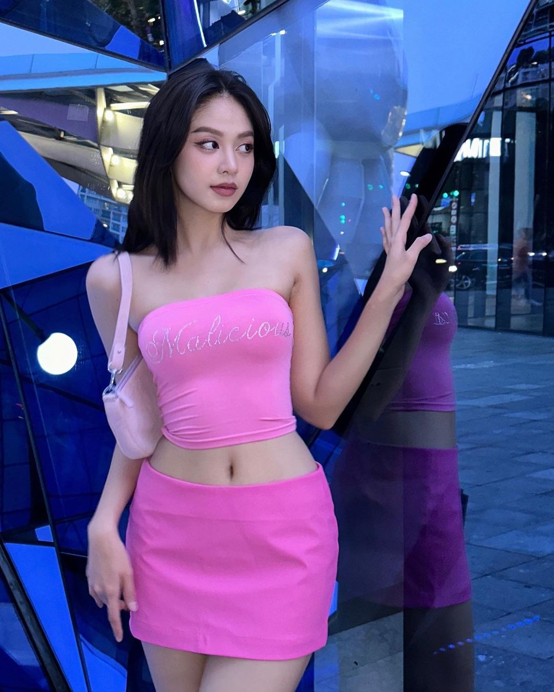 Những kiểu áo crop-top với tông màu hồng ngọt ngào, nữ tính được Thanh Thủy ứng dụng linh hoạt trong đời thường. Cả set đồ màu hồng gồm áo crop-top kết hợp cùng chân váy và đôi boots trắng mang lại vẻ năng động, cá tính cho người đẹp.