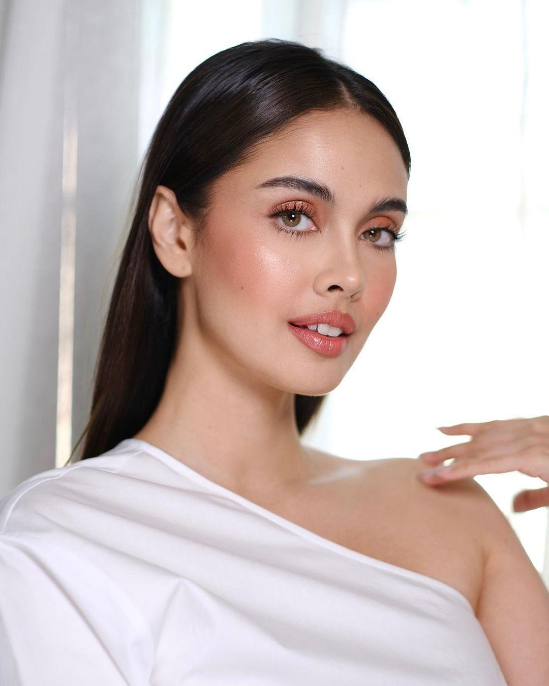 Chủ đề nhan sắc của Megan Young sau 10 năm đăng quang ngay lập tức trở thành đề tài nóng trên các diễn đàn sắc đẹp. Nhiều khán giả bày tỏ sự ngưỡng mộ với vẻ ngoài ngày càng trẻ trung của cô.