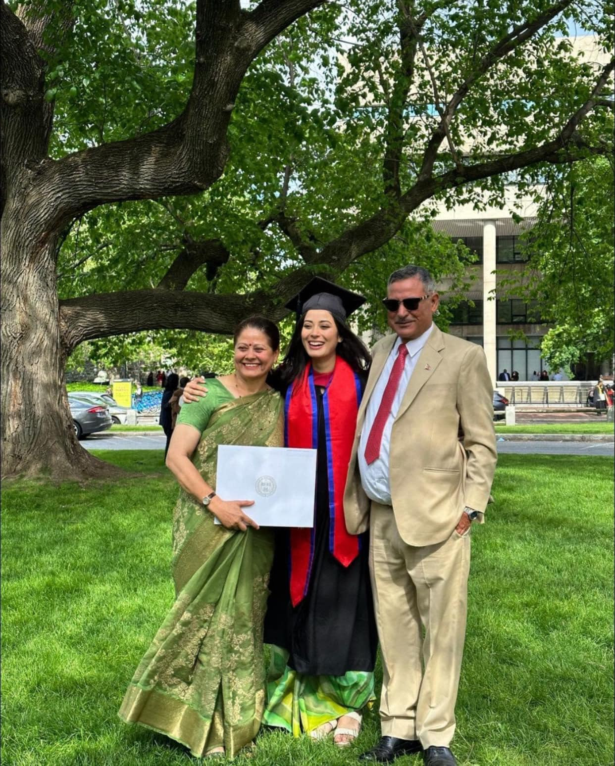 Hình ảnh Shrinkhala Khatiwada trong lễ tốt nghiệp thạc sĩ chuyên ngành Quản lý đô thị tại Đại học Harvard.