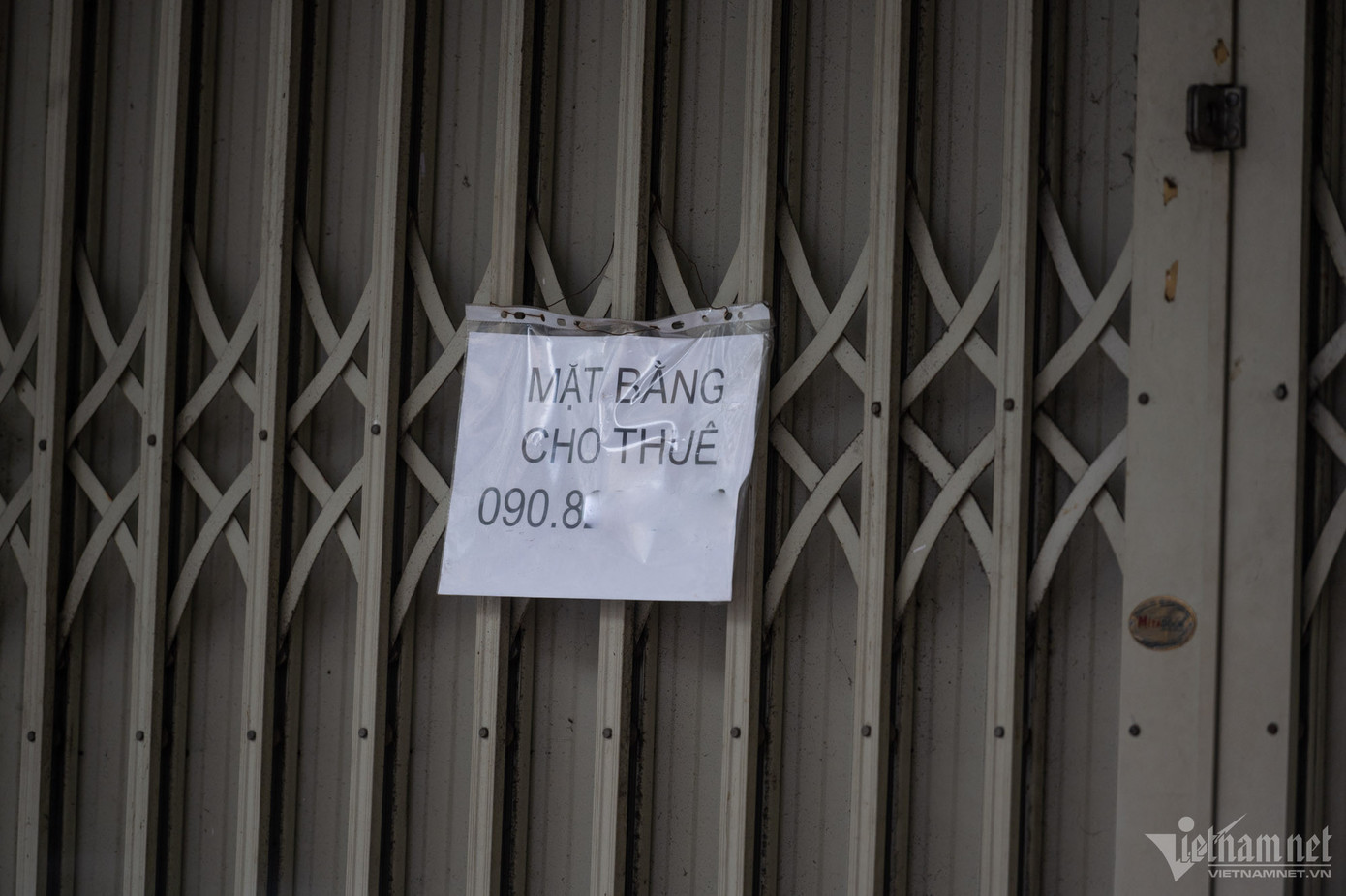 Người dân sinh sống ở gần đây cho rằng, do sự phát triển của các sàn giao dịch điện tử, nhu cầu mua sắm trực tiếp giảm. Ngoài ra, giá thuê mặt bằng tại đường Nguyễn Trãi khá đắt đỏ khiến nhiều tiệm kinh doanh không có lãi.