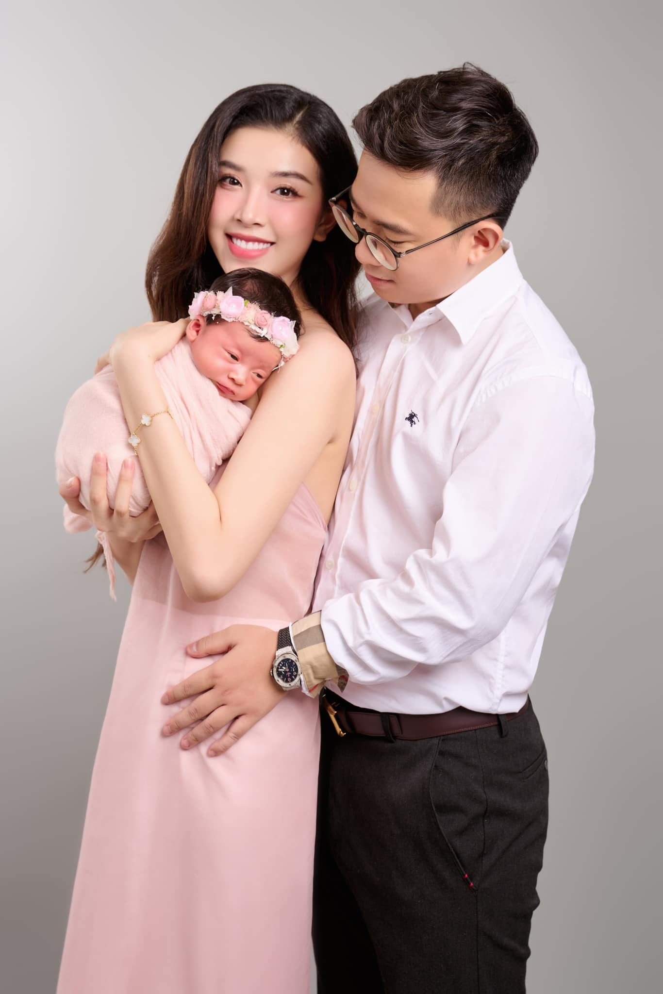 Đúng ngày Quốc tế Thiếu nhi 1/6, Á hậu Thúy An khoe ảnh con gái trên trang cá nhân. Đây là lần đầu cô để lộ mặt con gái đầu lòng sau khi vượt cạn hồi đầu tháng 4. Nhiều Hoa hậu, Á hậu và các người đẹp đã để lại lời chúc mừng Thúy An và chồng.