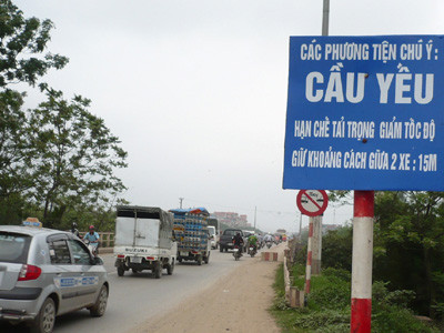 Biển báo cầu yếu được cắm ở đầu cầu Mai Lĩnh Ảnh: T.Đảng