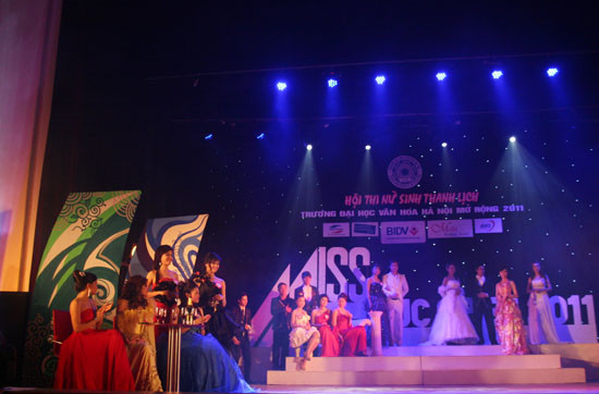 Các thí sinh trong phàn thi trang phục dạ hội