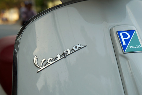 Logo Vespa trên thân trước xe