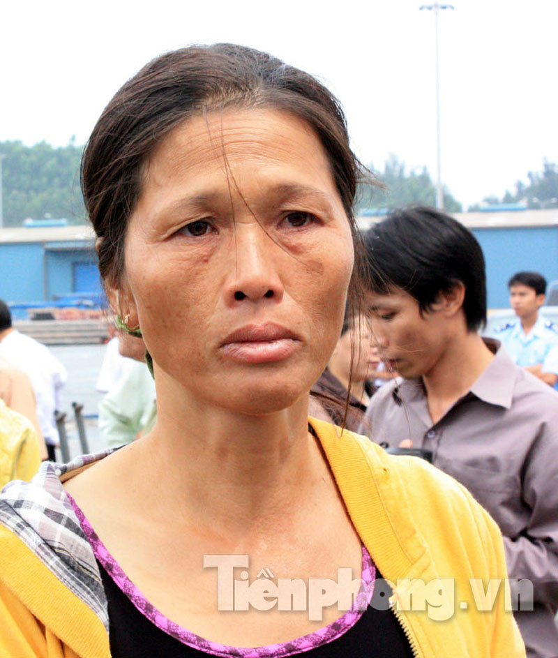 Chị Phạm Thị Lan trong giây phút chờ đợi chồng - Thuyền trưởng Mai Phụng Lưu