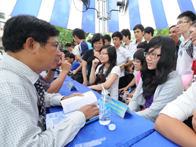 Với những thay đổi trong tuyển sinh năm nay, học sinh cần tìm hiểu thông tin trực tiếp từ các trường nhiều hơn. Trong ảnh: học sinh, phụ huynh nhờ TS Nguyễn Đức Nghĩa tư vấn thêm trong Ngày hội tư vấn tuyển sinh - hướng nghiệp 2012