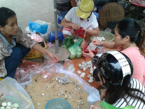 Trứng cũng rất đông khách. Ảnh D.T