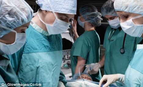 Nhóm bác sĩ đang thực hiện ca đỡ đẻ