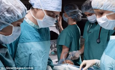 Nhóm bác sĩ đang thực hiện ca đỡ đẻ