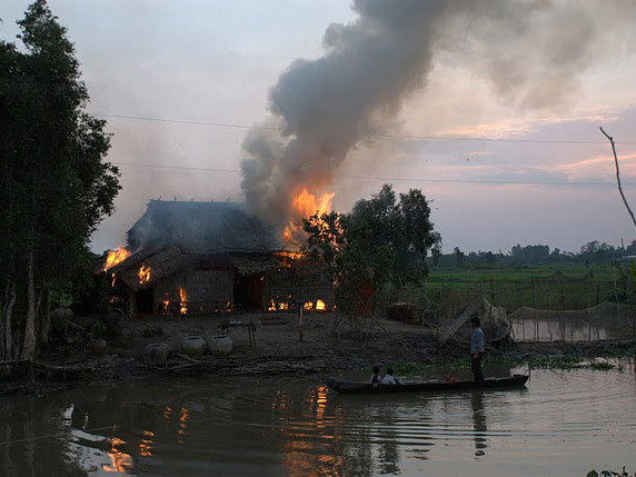 Ở nhà, vợ ông không biết xoay sở cuộc sống thế nào đã qua lại với một người đàn ông lái buôn Trung Quốc. Một lần bị các con phát hiện ra cảnh lang chạ, vợ ông Võ bỏ đi. Về nhà, buồn quá, ông Võ đốt nhà và bắt đầu cuộc sống lênh đênh cùng hai con.