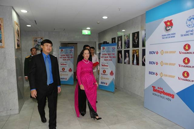 Trao giải 10 gương mặt trẻ Việt Nam tiêu biểu 2016 ảnh 21