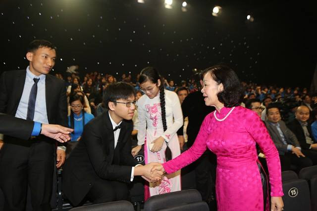 Trao giải 10 gương mặt trẻ Việt Nam tiêu biểu 2016 ảnh 20