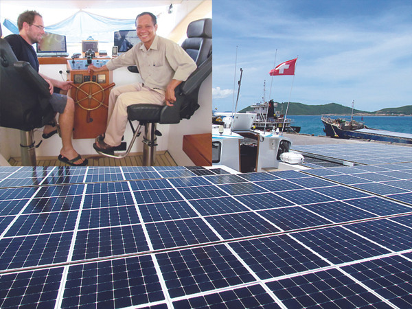 Phóng viên báo Tiền Phong cùng chuyên gia điện Christian Ochsenbein trong khoang lái tàu TURANOR