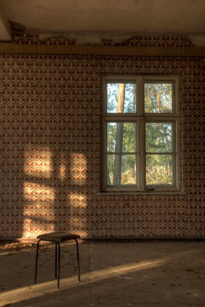 Chiếc ghế còn sót lại có ánh nắng hắt vào