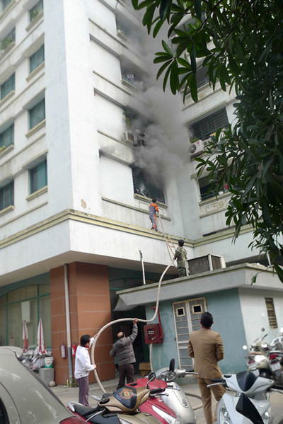 Khói đen phát ra từ phòng 209, tòa nhà I9 thuộc khu tập thể Thanh Xuân Bắc - Hà Nội