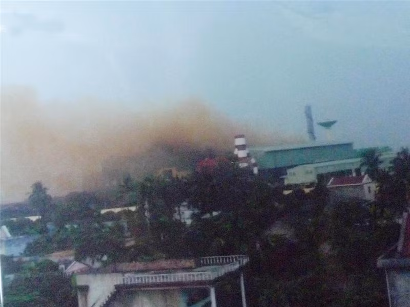 Khói từ nhà máy tái chế rác thải có màu da cam (Ảnh do người dân xã Kim Lương chụp lại bằng điện thoại di động)
