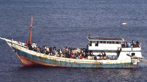 Những người tị nạn trên con tàu quá tải và cũ nát