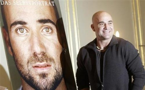 Agassi giới thiệu cuốn tự truyện, trong đó có đoạn nói xấu Sampras. Ảnh: CH4
