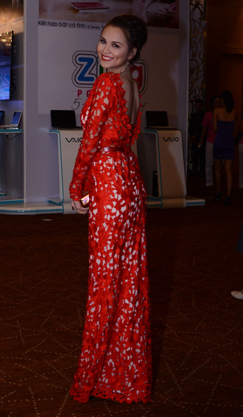 Hoa Hậu Diễm Hương khoe dáng quyến rũ với đầm đỏ