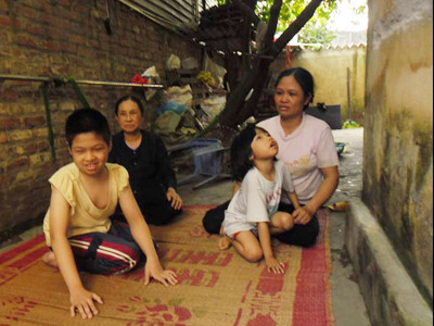 Bà Miền, chị Thu và hai cháu Hiếu, Yến. Bà Miền, chị Thu và hai cháu Hiếu, Yến