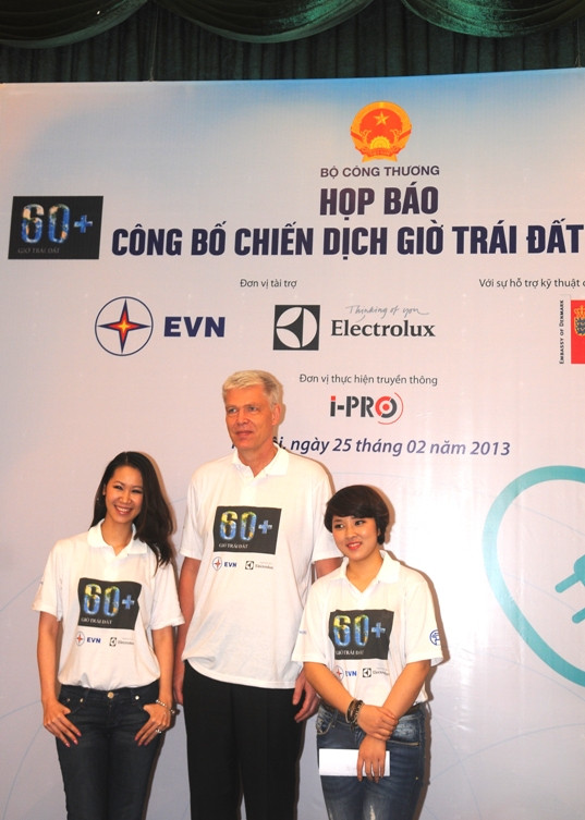 Ba đại sứ của Giờ Trái Đất 2013 lần lượt từ trái qua: ông John Nielsen - Đại sứ Đan Mạch tại Việt Nam, Hoa hậu Thân thiện Dương Thuỳ Linh và ca sỹ Bảo Trâm. Ảnh: Hoàng Hà