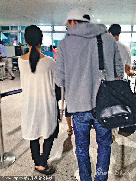 Chung Hân Đồng và bạn trai ở sân bay Tân Sơn Nhất