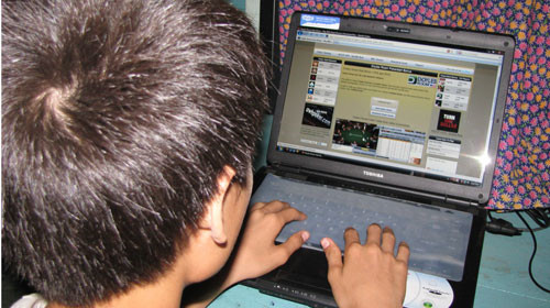 Một “con bạc” trong làng nhập sòng xì tố trực tuyến ngay tại nhà. Ảnh: L.Hải (Tuổi Trẻ)