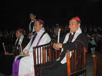 Tổng Giám mục Giuse Ngô Quang Kiệt chủ trì Đêm Canh thức. Từ phải qua: Hồng y Giuse Phạm Đình Tụng, Tổng Giám mục Ngô Quang Kiệt, Giám mục phụ tá Paul Lê Đắc Trọng. Giáo dân xứ Nhà Thờ Lớn Hà Nội cầu nguyện cho Giáo Hoàng John Paul II. Các chủng sinh Đại Chủng viện trong Đêm Canh thức. Câu "Alleluia" vang lên từ đêm Phục sinh của Chúa Kitô. Những ngọn nến lung linh trong Đêm Canh thức. Các nhà thờ Hà Nội đồng loạt treo cờ rủ. Các cháu nhỏ cũng chăm chú dâng lời cầu nguyện.