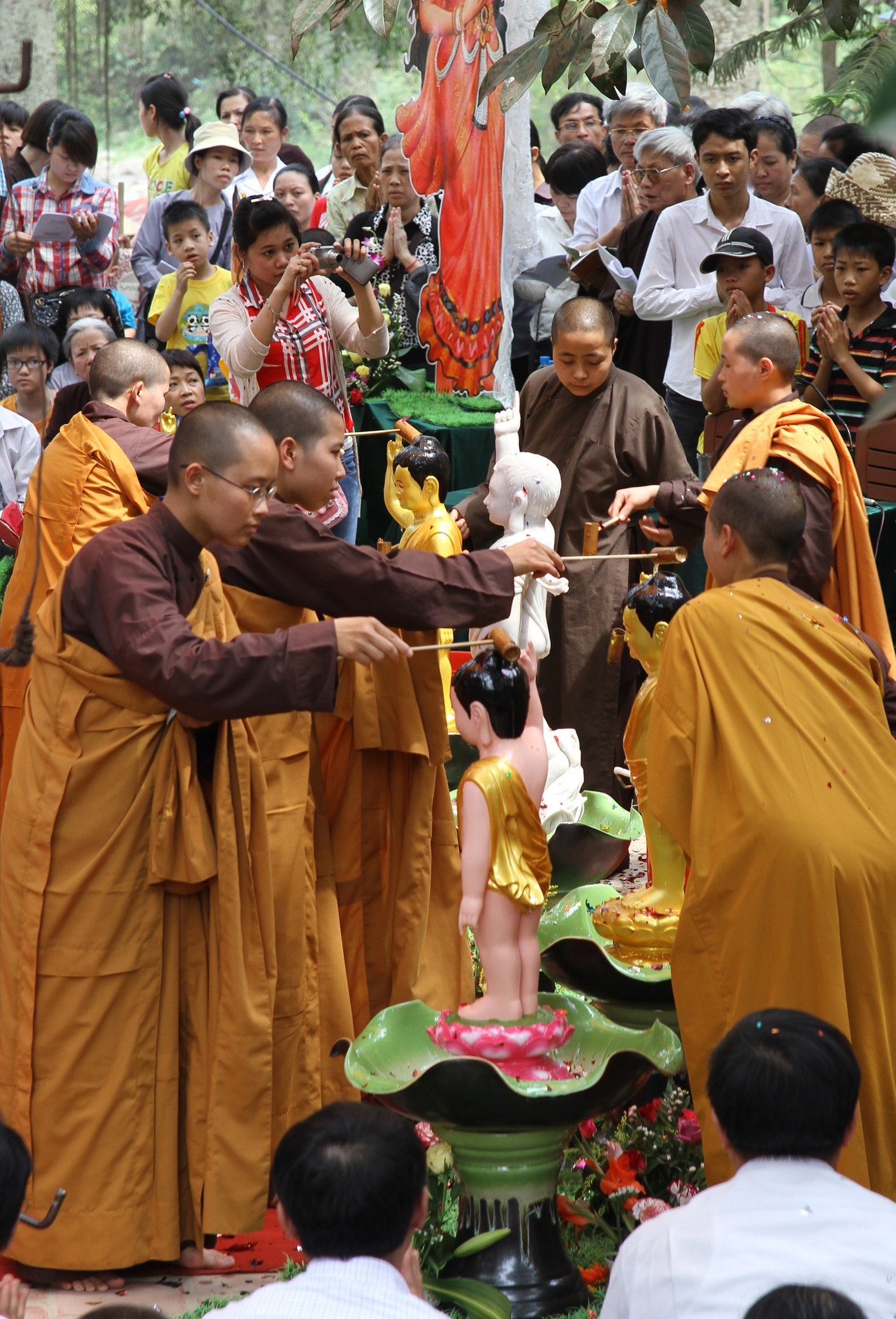Các sư thầy dội những gáo nước đầu tiên lên tượng Phật