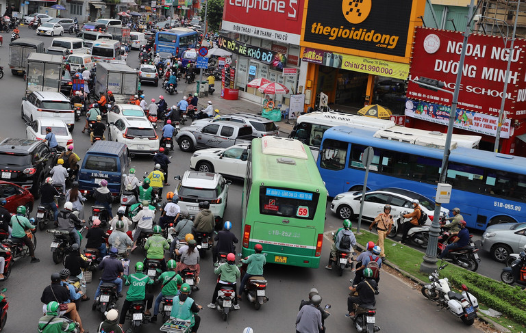 Cảnh rối loạn ở nút vòng xoay Lăng Cha Cả. Lực lượng của Đội CSGT Tân Sơn Nhất nỗ lực phân luồng, điều tiết giao thông.