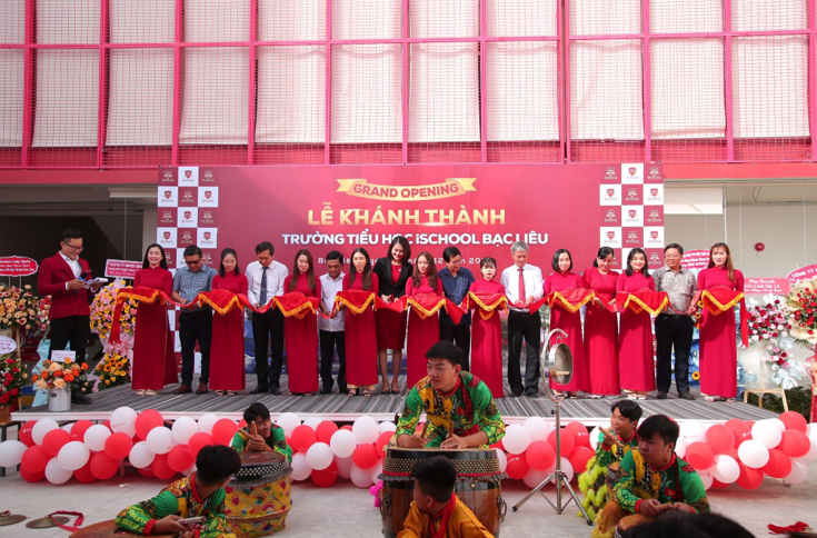 Các đại biểu cùng thực hiện nghi thức cắt băng khánh thành.