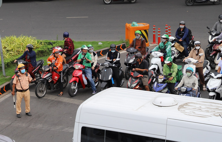 CSGT túc trực khắp các ngã tư, vòng xoay để điều tiết phân luồng. Đến gần 15h, tình hình giao thông dần thông thoáng.