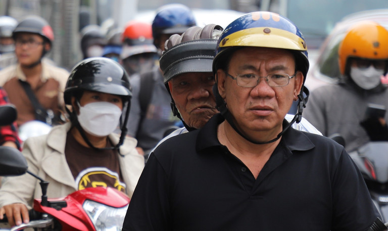 Kẹt xe khiến việc đi lại của người dân rất khó khăn. "Mới ngày đầu tháng cuối năm là tình hình giao thông đã căng thẳng rồi. Tôi chạy xe máy từ đầu đường Cộng Hòa đến gần đoạn giao đường Út Tịch dài khoảng 2km mà mất hơn 30 phút, rất khó khăn", anh Trần Tuấn Khang (ngụ Gò Vấp) cho hay.