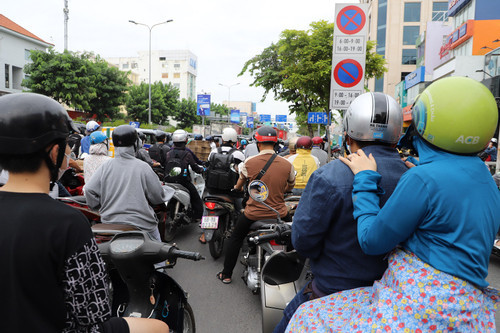 Cửa ngõ Tân Sơn Nhất kẹt cứng như cao điểm Tết ảnh 6