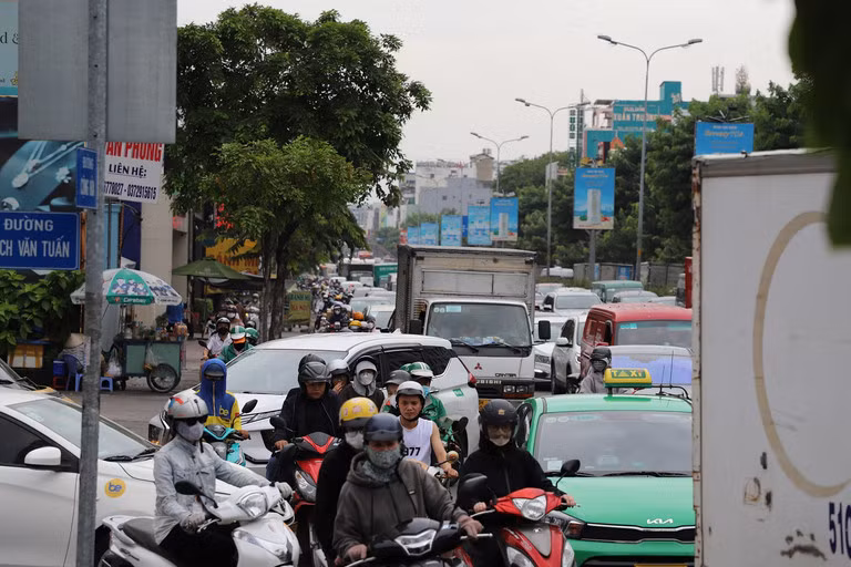 Kẹt nặng nhất là tuyến đường Cộng Hòa, theo cả hai hướng ra, vào trung tâm TP. Kẹt nặng nhất là tuyến đường Cộng Hòa, theo cả hai hướng ra, vào trung tâm TP.
