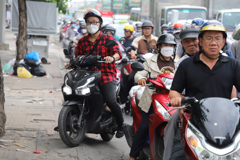 Nhiều người lao xe lên vỉa hè để thoát cảnh nhích từng mét trên đường.
