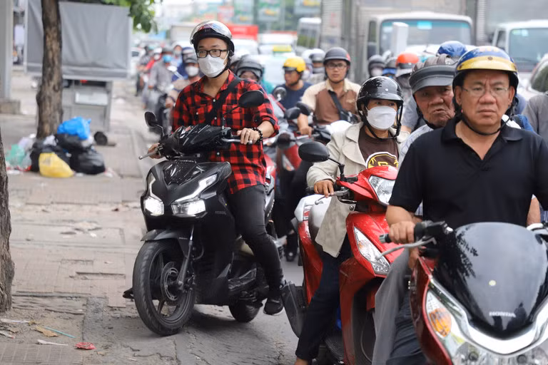 Nhiều người lao xe lên vỉa hè để thoát cảnh nhích từng mét trên đường. Nhiều người lao xe lên vỉa hè để thoát cảnh nhích từng mét trên đường.
