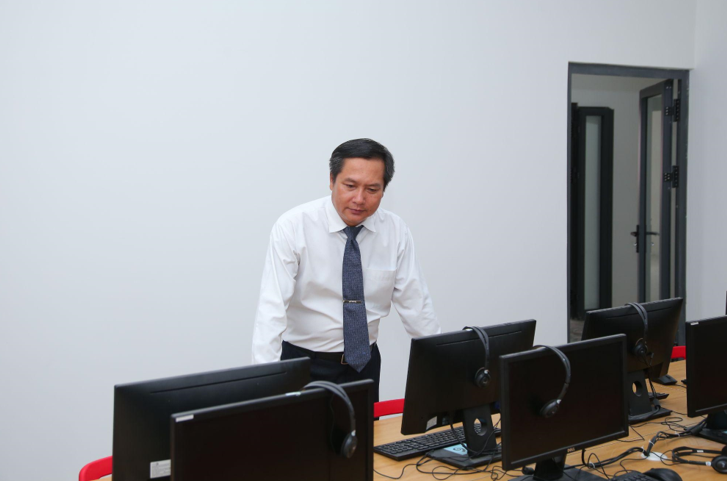 Đại biểu tham quan cơ sở vật chất tại trường Tiểu học iSchool Bạc Liêu