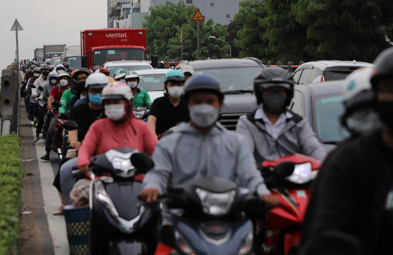 Cầu vượt Hoàng Hoa Thám, ô tô và xe máy di chuyển rất chậm. Tình trạng ùn tắc kéo dài từ vòng xoay Lăng Cha Cả về đến nút giao Cộng Hòa - Trường Chinh.