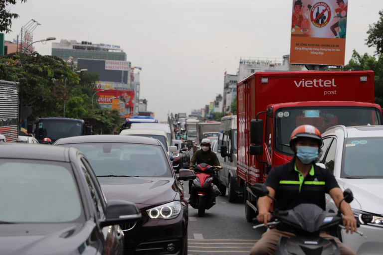 Lúc 14h ngày 2/12, đường cửa ngõ sân bay Tân Sơn Nhất kẹt cứng.