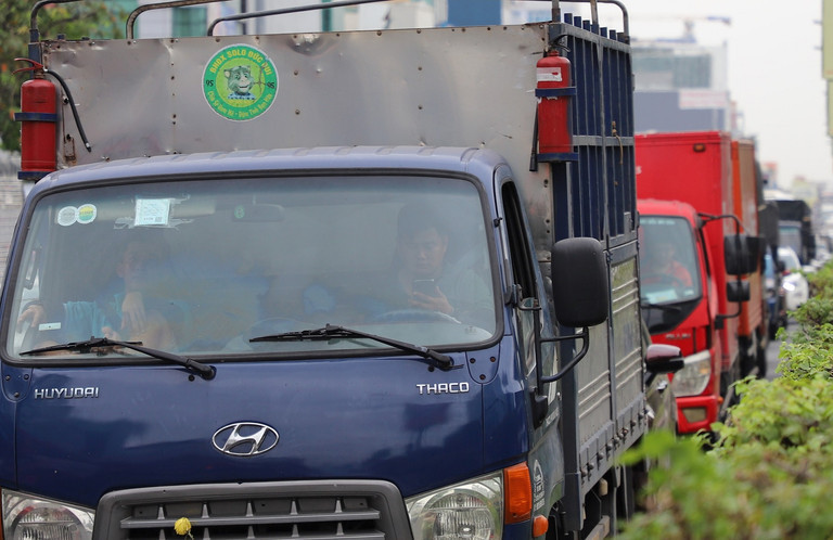 Tài xế xe tải căng thẳng ôm vô lăng trên đường Cộng Hòa khi liên tục nhận được điện thoại của khách hàng. "Tôi không đi vào khung giờ cao điểm để vào thành phố nhưng vẫn không thoát được cảnh kẹt xe", anh Phan Văn Huỳnh (tài xế xe tải) cho hay.