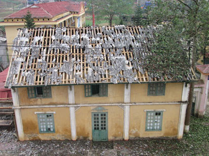 Những ngôi nhà lợp mái fipro ximăng ở Mương Khương đã bị thủng vỡ hoàn toàn