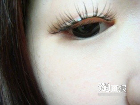 Khi dính mi giả chú ý để mắt nhìn xuống nhằm tạo điều kiện thuận lợi cho việc dính mi giả một cách thuận tiện và ngay ngắn nhất