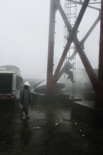 Sức gió mạnh như muốn thổi bay người